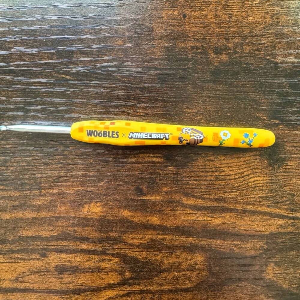 *Never Used* The Woobles Minecraft Bee Collectible 4mm Crochet Hook
